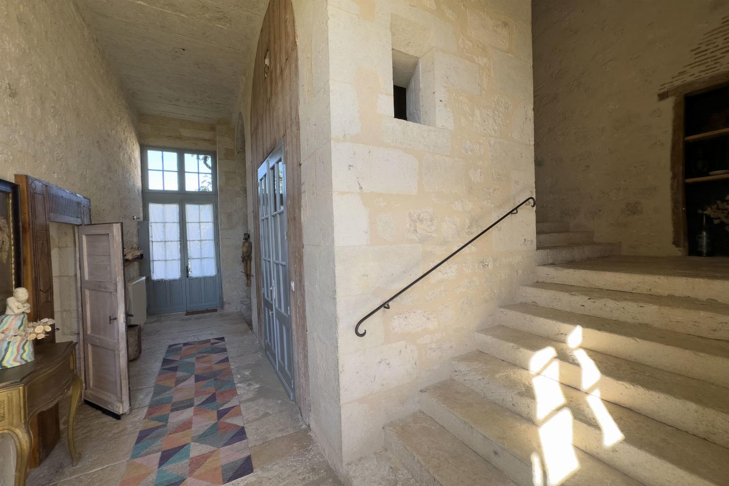 Staircase | Holiday château in Nouvelle-Aquitaine