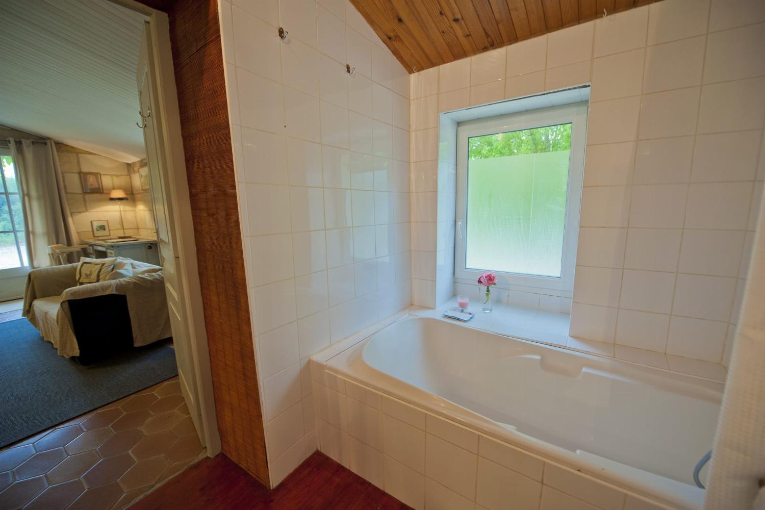 Bathroom | Rental home in Gironde
