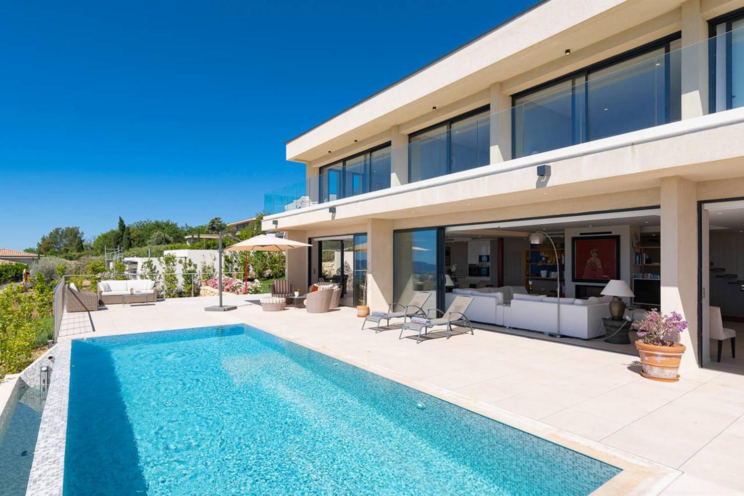 Holiday villa in Provence with private infinity pool