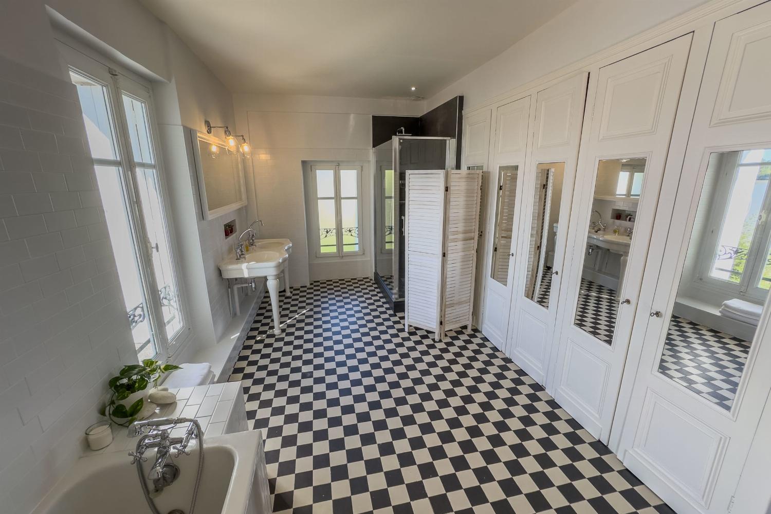 Bathroom | Holiday villa in Gironde