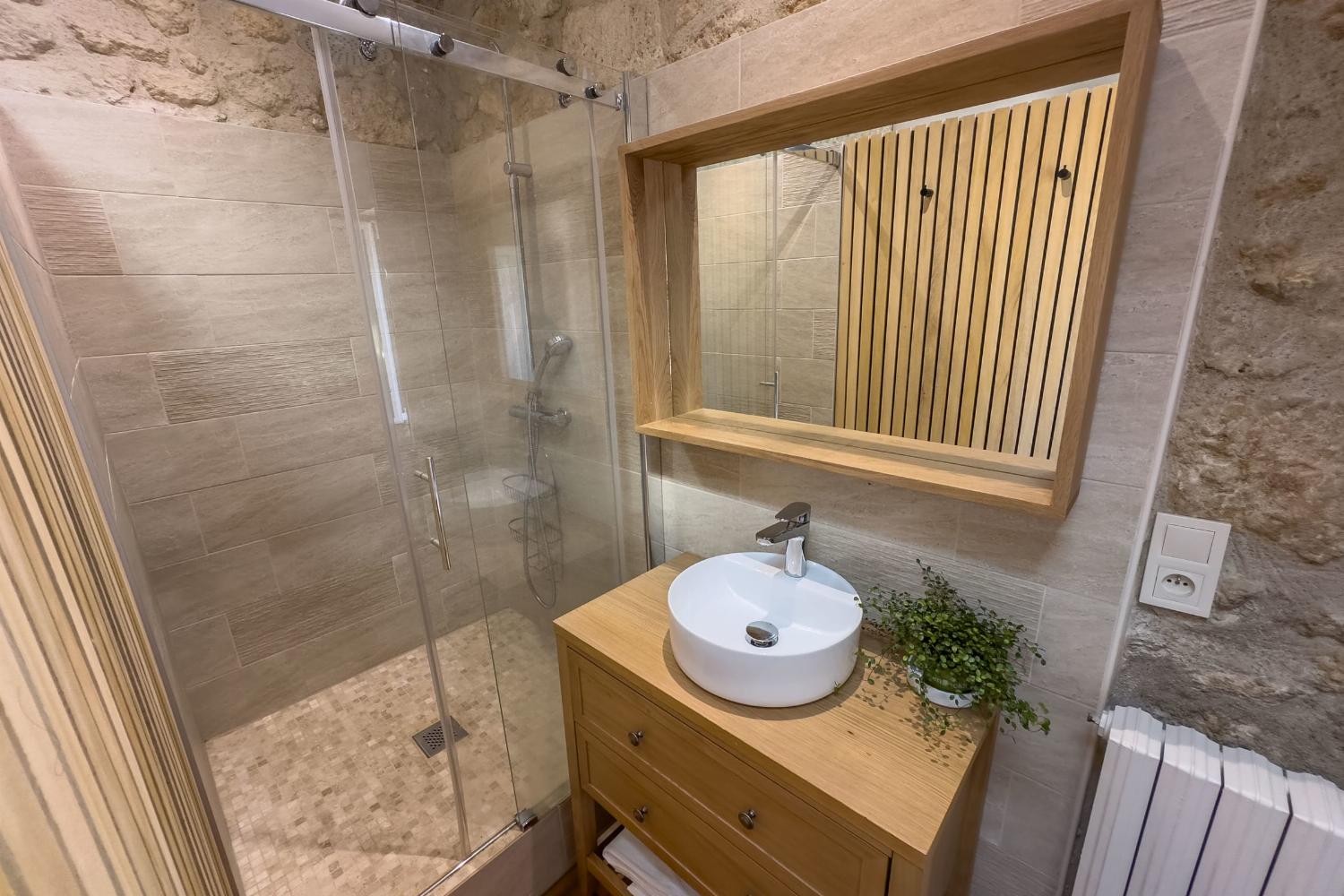 Bathroom | Holiday villa in Gironde