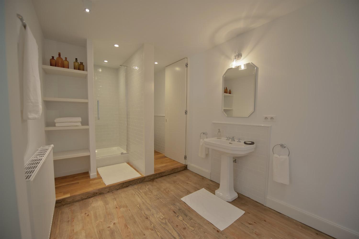 Bathroom | Holiday château in Gironde