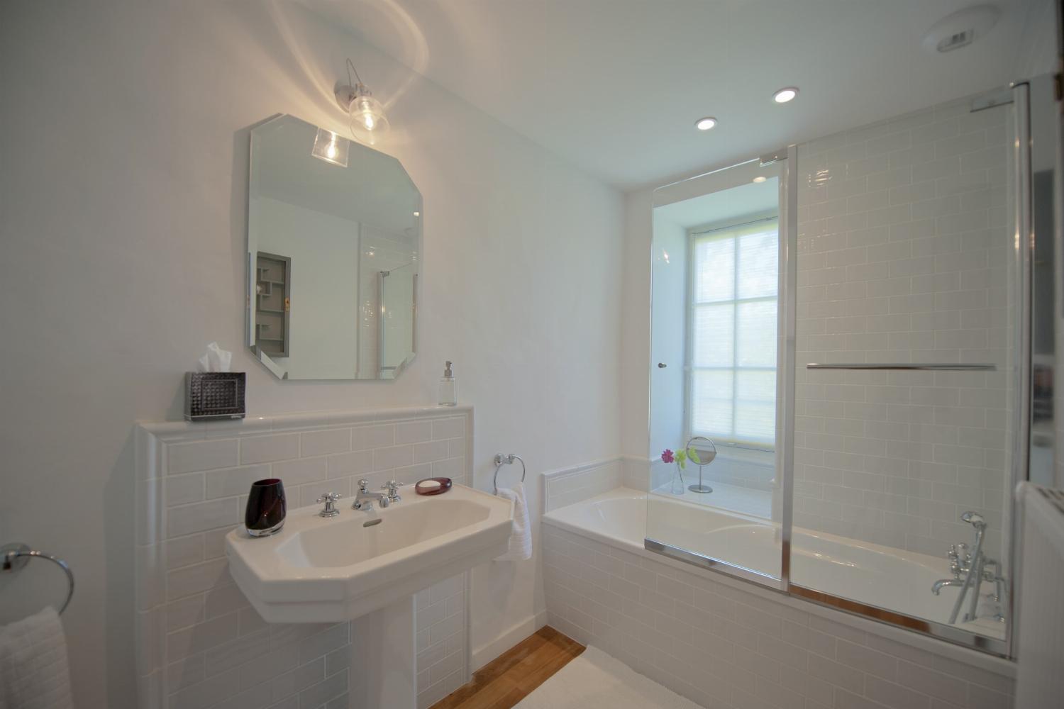 Bathroom | Holiday château in Gironde