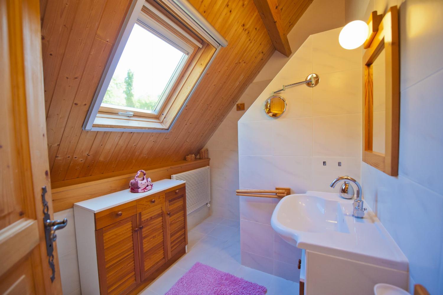 Bathroom | Rental home in Lot