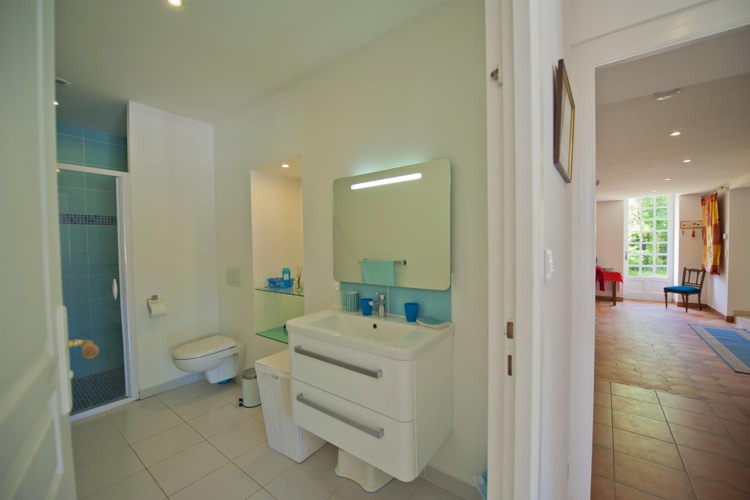Bathroom | Rental accommodation in Charente