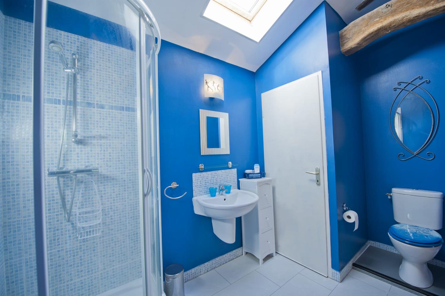Bathroom | Rental accommodation in Charente
