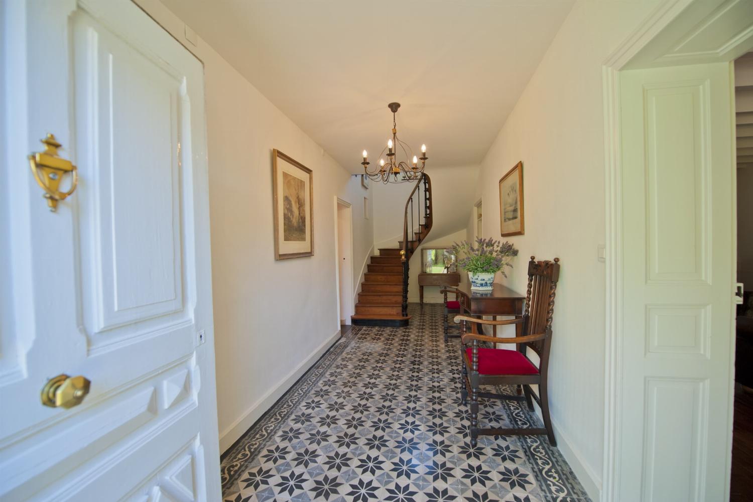 Hallway | Rental accommodation in Charente