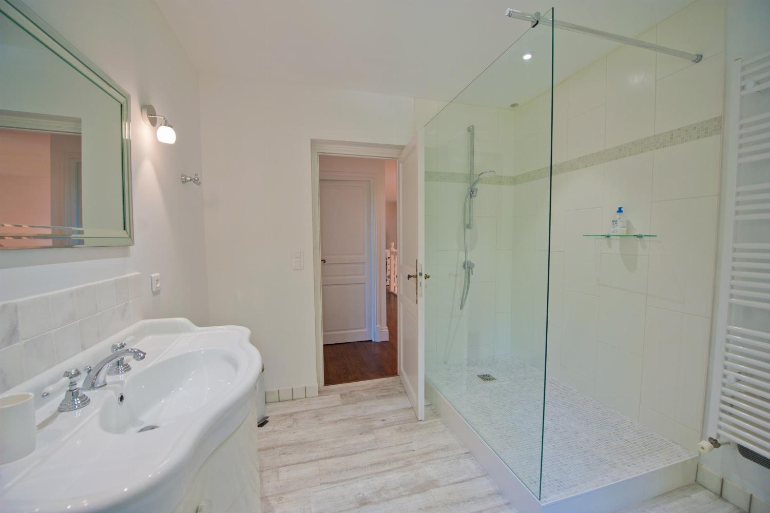 Bathroom | Rental home in Dordogne