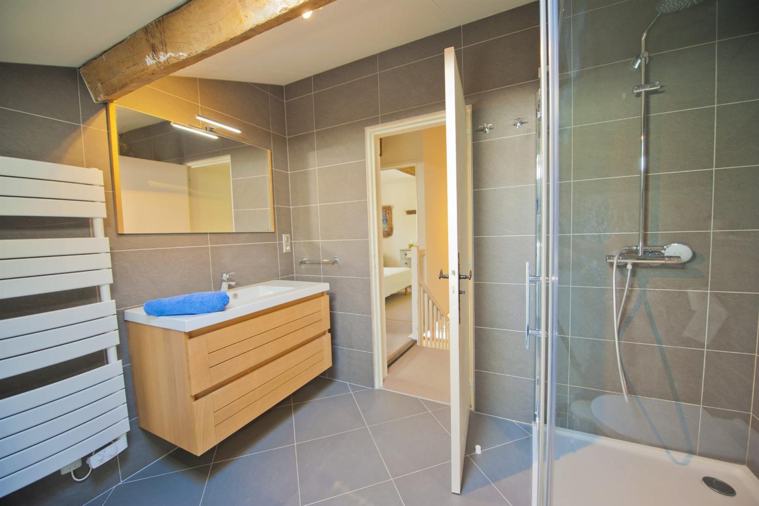 Bathroom | Holiday château in Dordogne