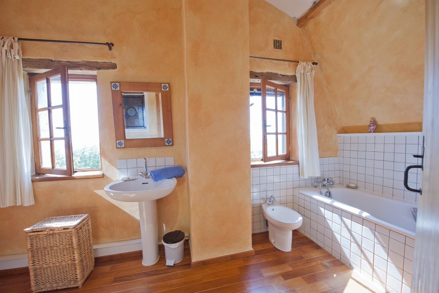 Bathroom | Holiday château in Dordogne