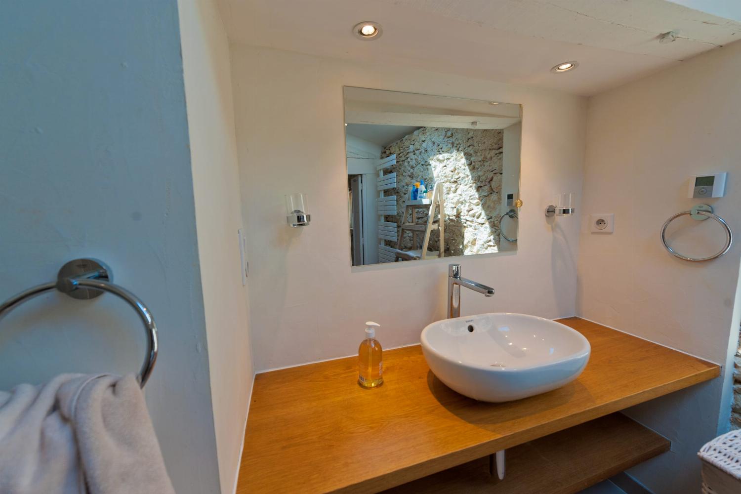 Bathroom | Rental home in the Tarn