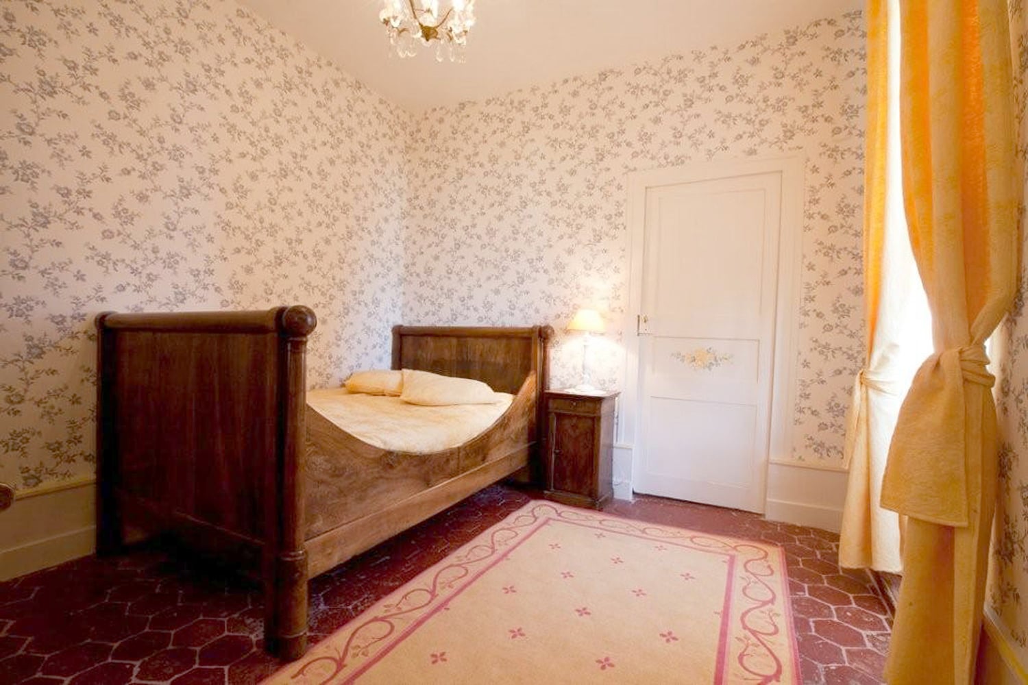 Bedroom | Holiday château in Bourgogne Franche-Comté