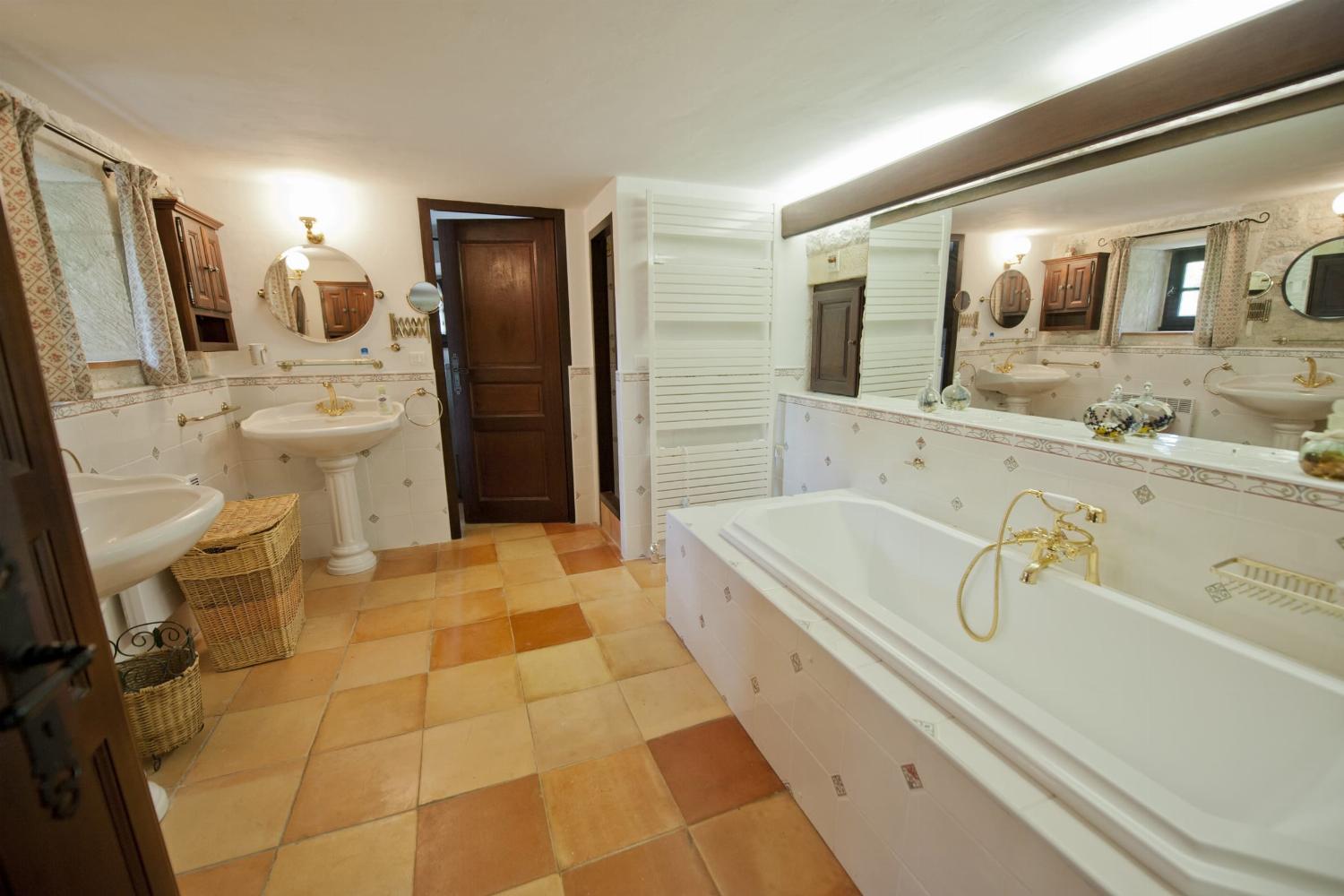 Bathroom | Holiday home in Lot