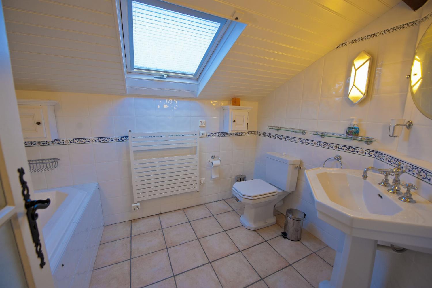 Bathroom | Holiday home in Lot