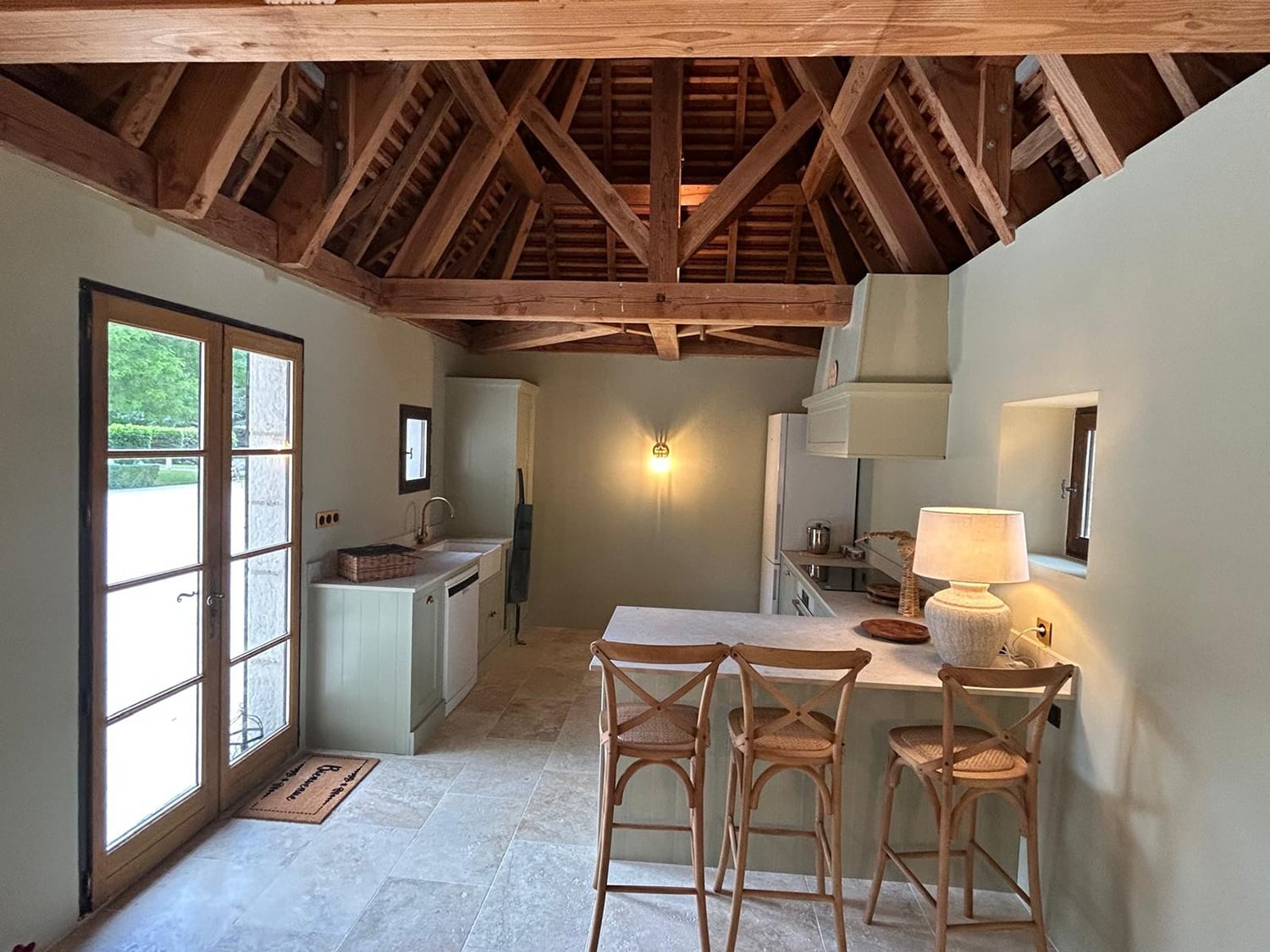 Poolside kitchen | Holiday home in Lot