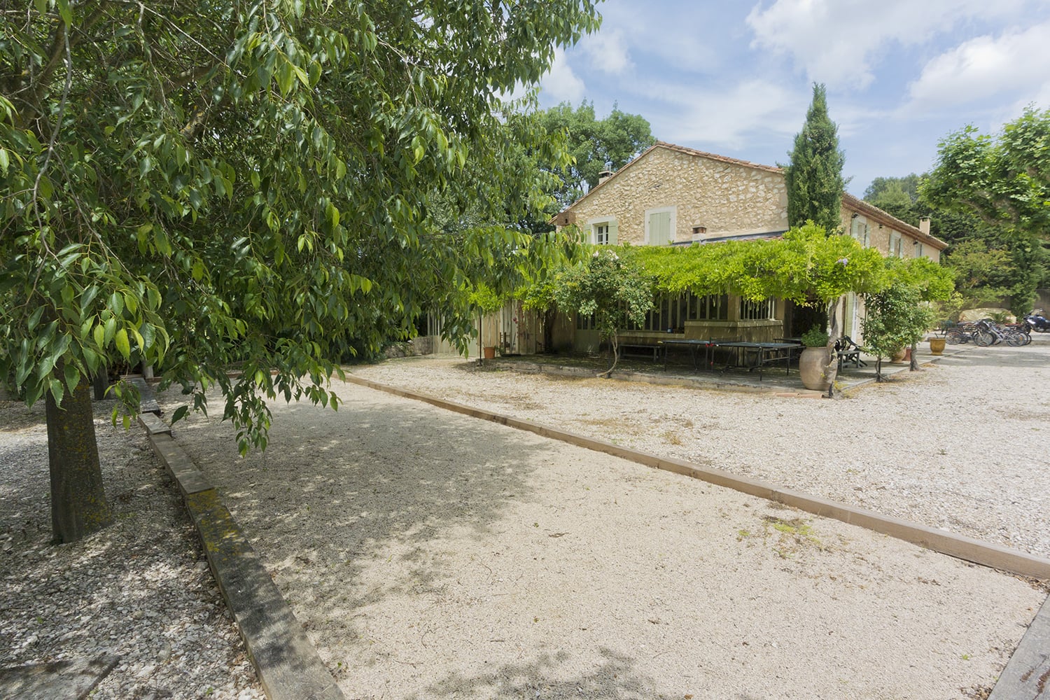 Boules court