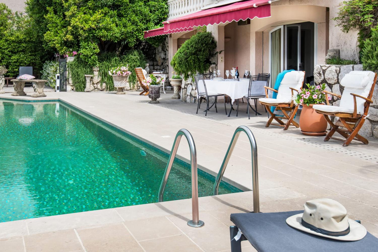 Holiday apartment in Provence with private heated infinity pool