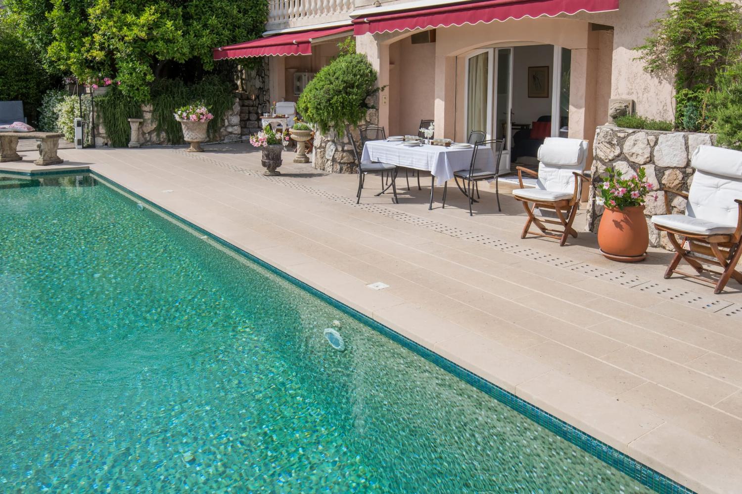 Holiday apartment in Provence with private heated infinity pool