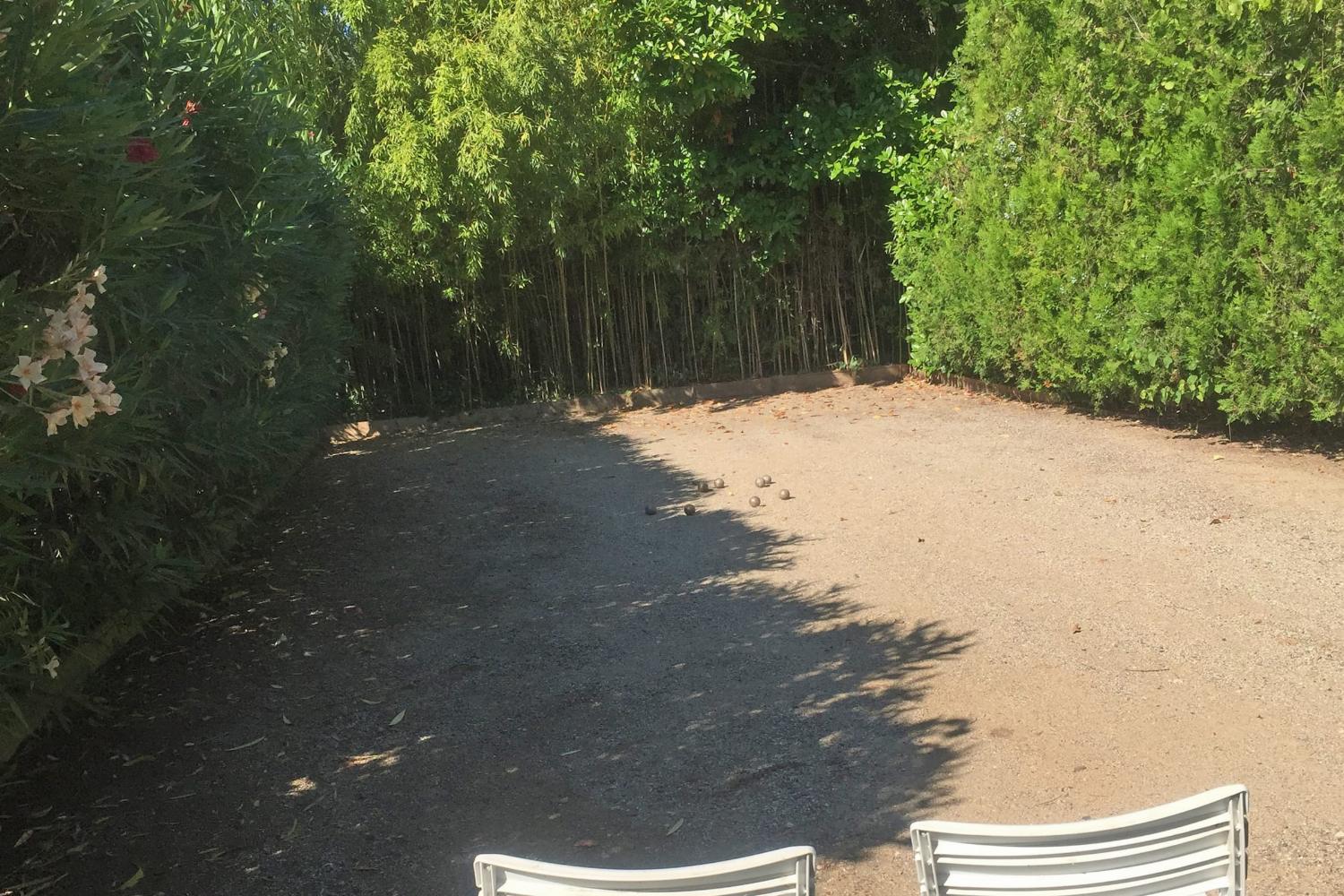 Boules court