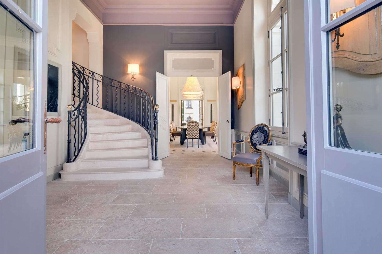 Entrance hallway | Holiday château in Centre-Val de Loire