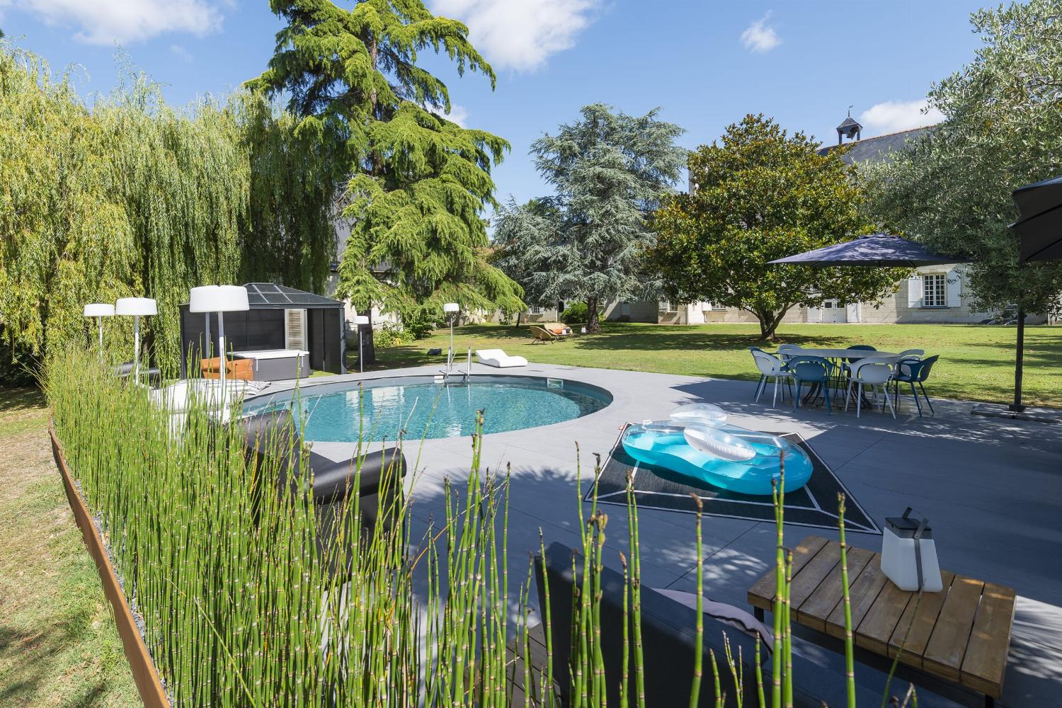 Private pool | Holiday château in Loire Valley