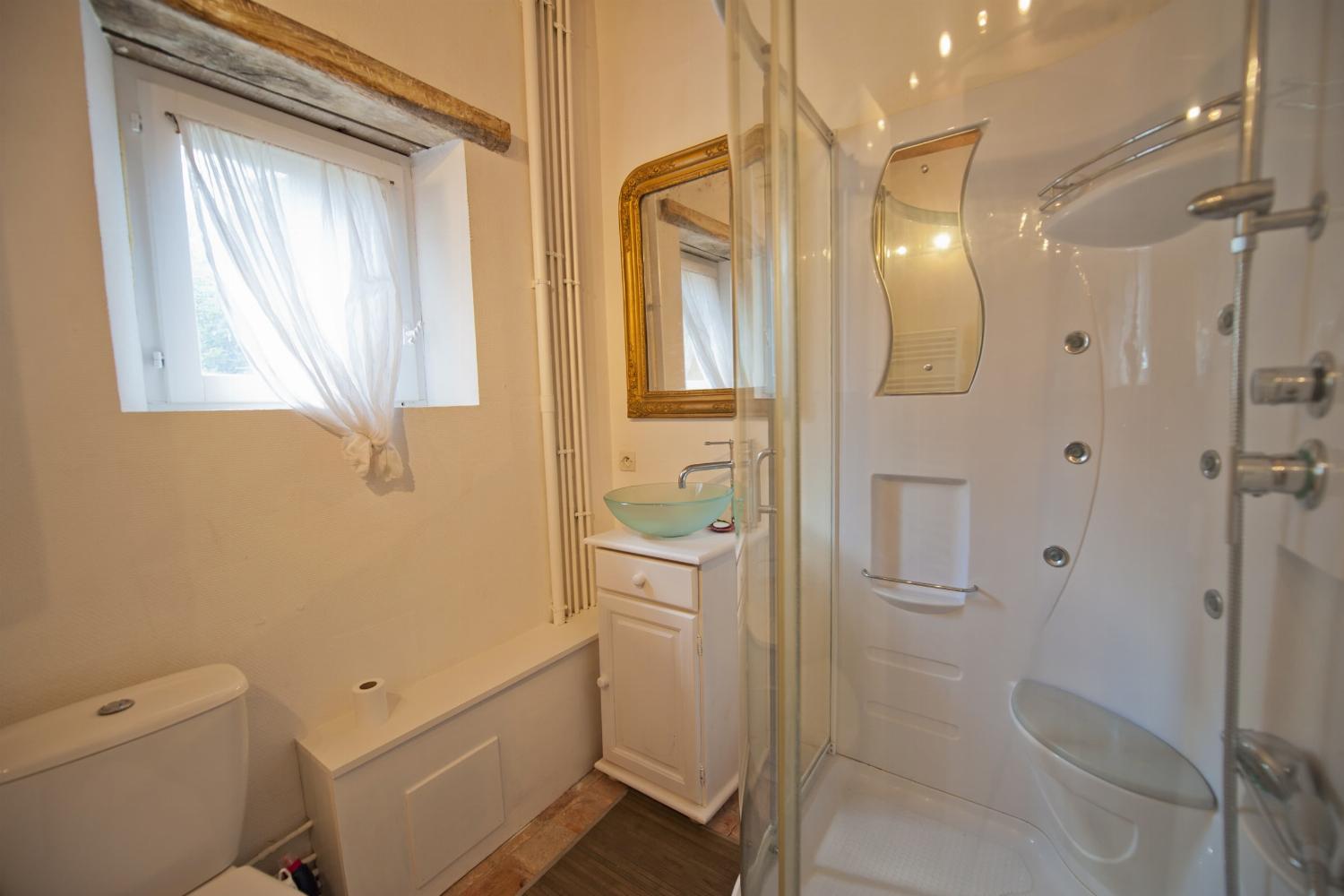 Bathroom | Rental home in Loire