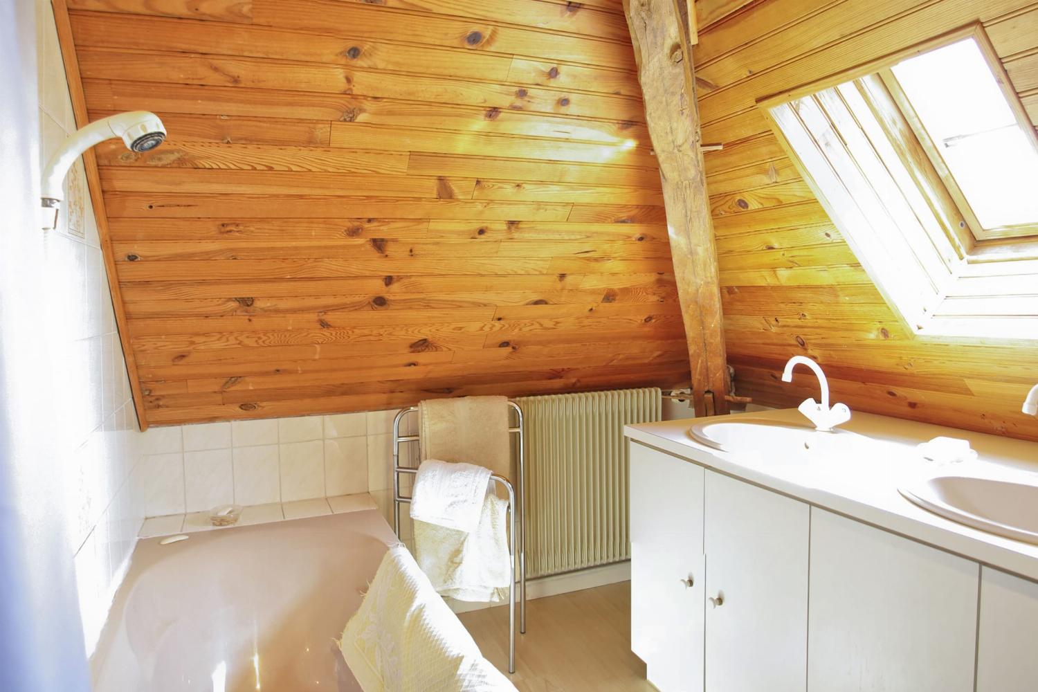 Bathroom | Holiday home in the Loire Valley
