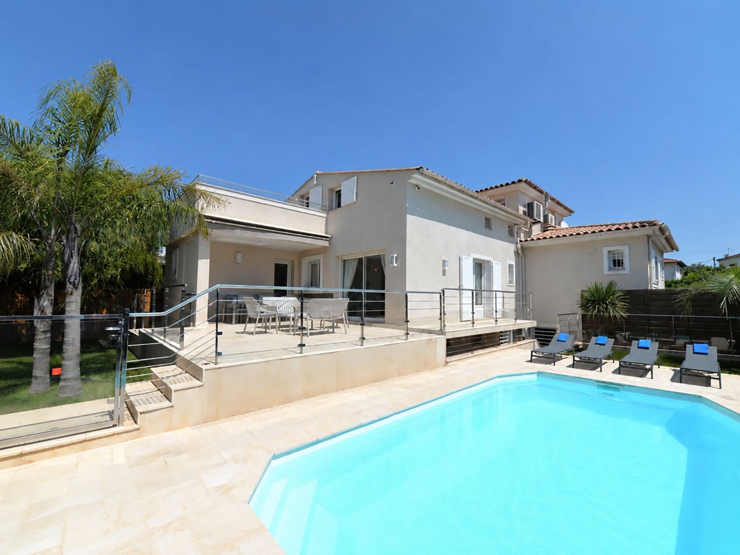 Provence holiday villa with private heated pool