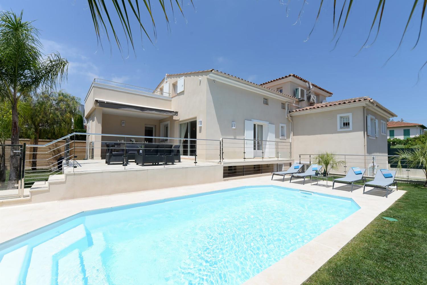 Provence holiday villa with private heated pool