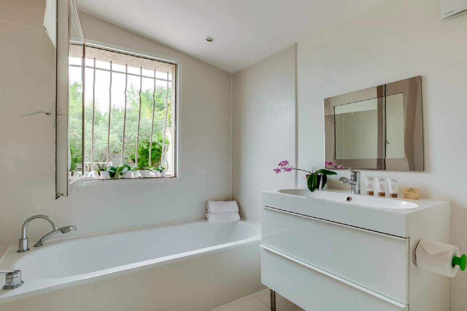 Bathroom | Holiday accommodation in Provence