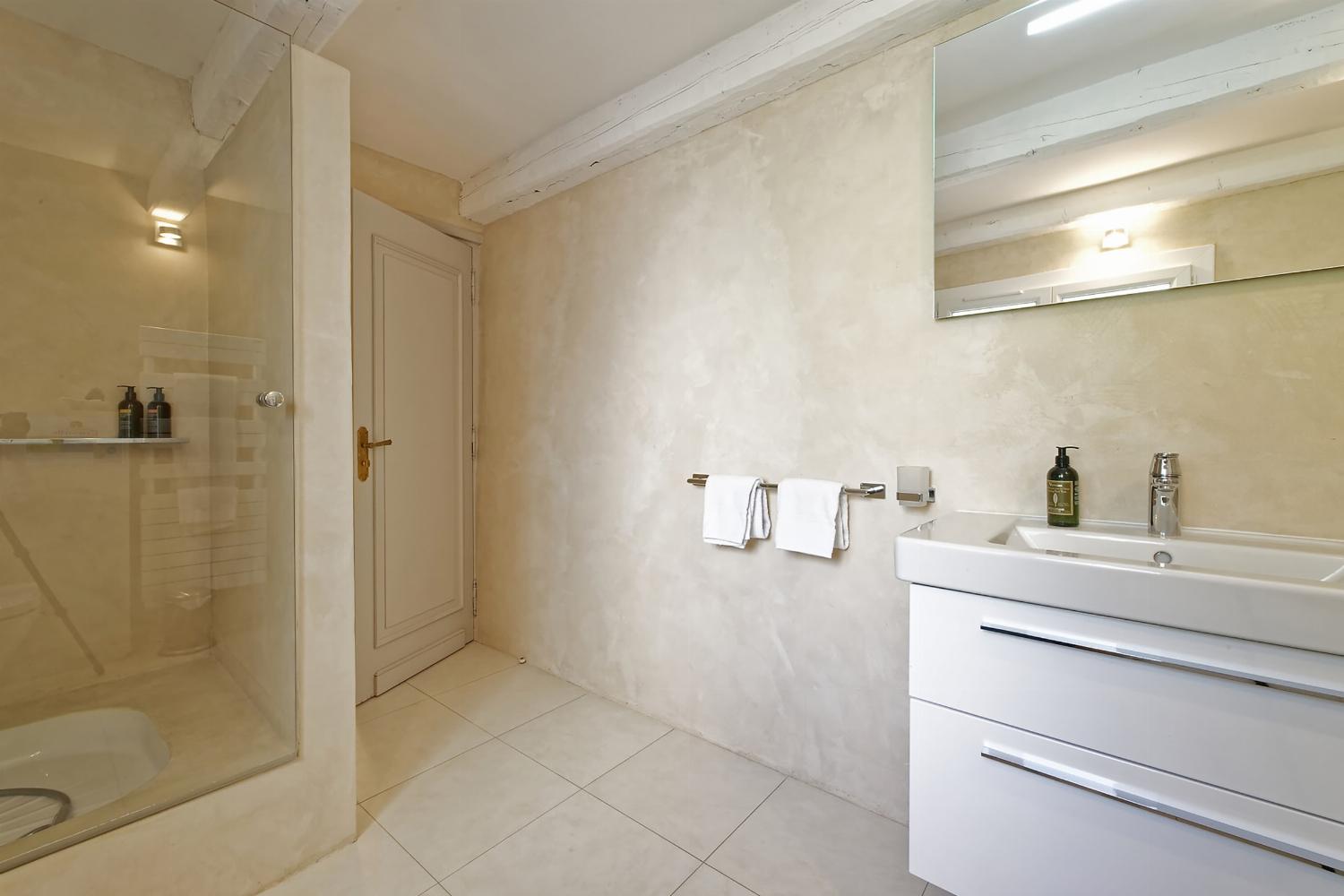 Bathroom | Vacation accommodation in Provence