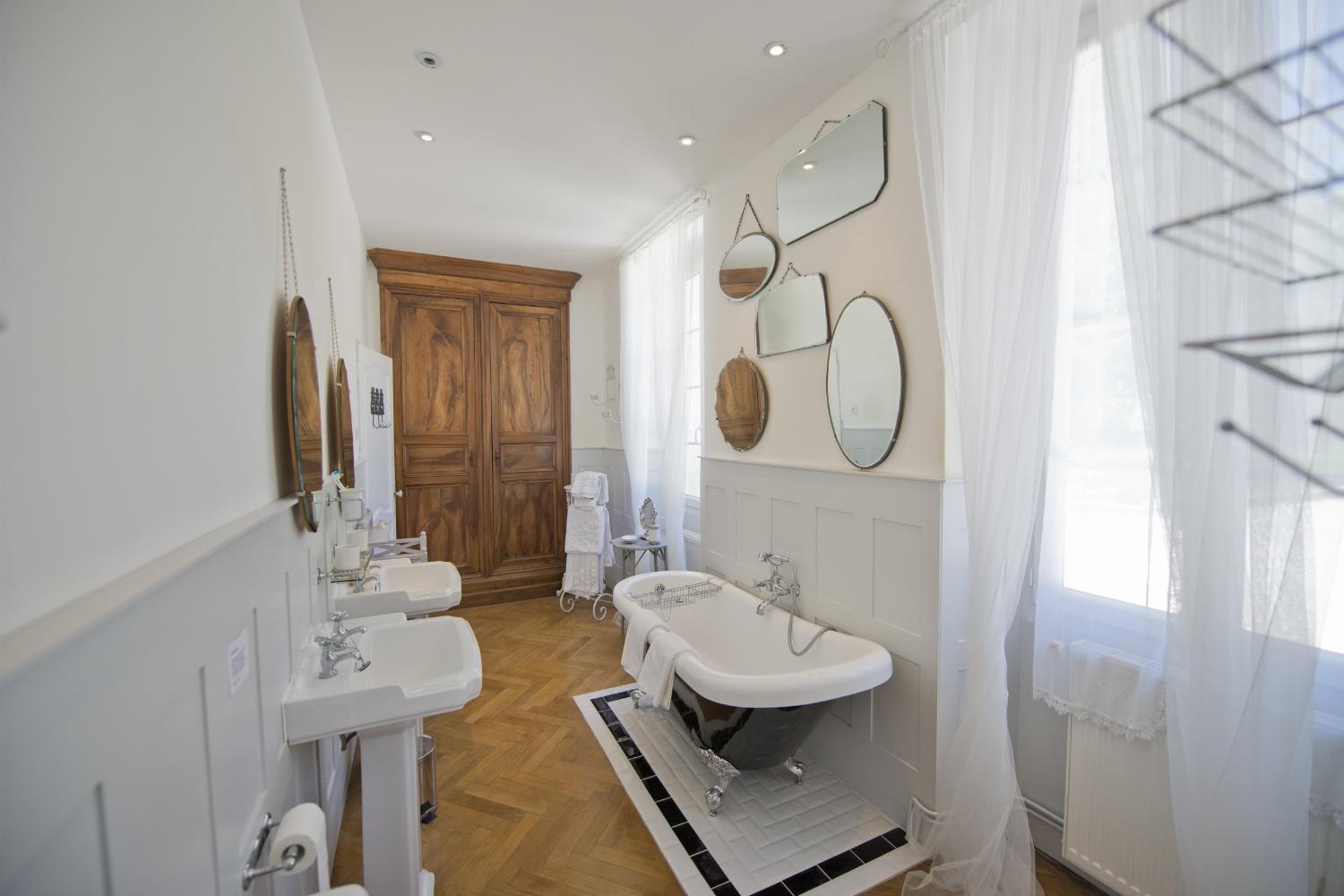 Bathroom | Holiday home in Charente