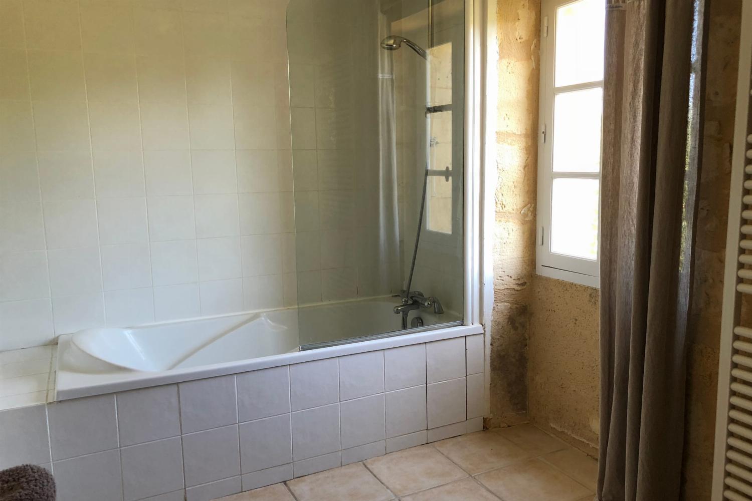 Bathroom | Rental home in Dordogne