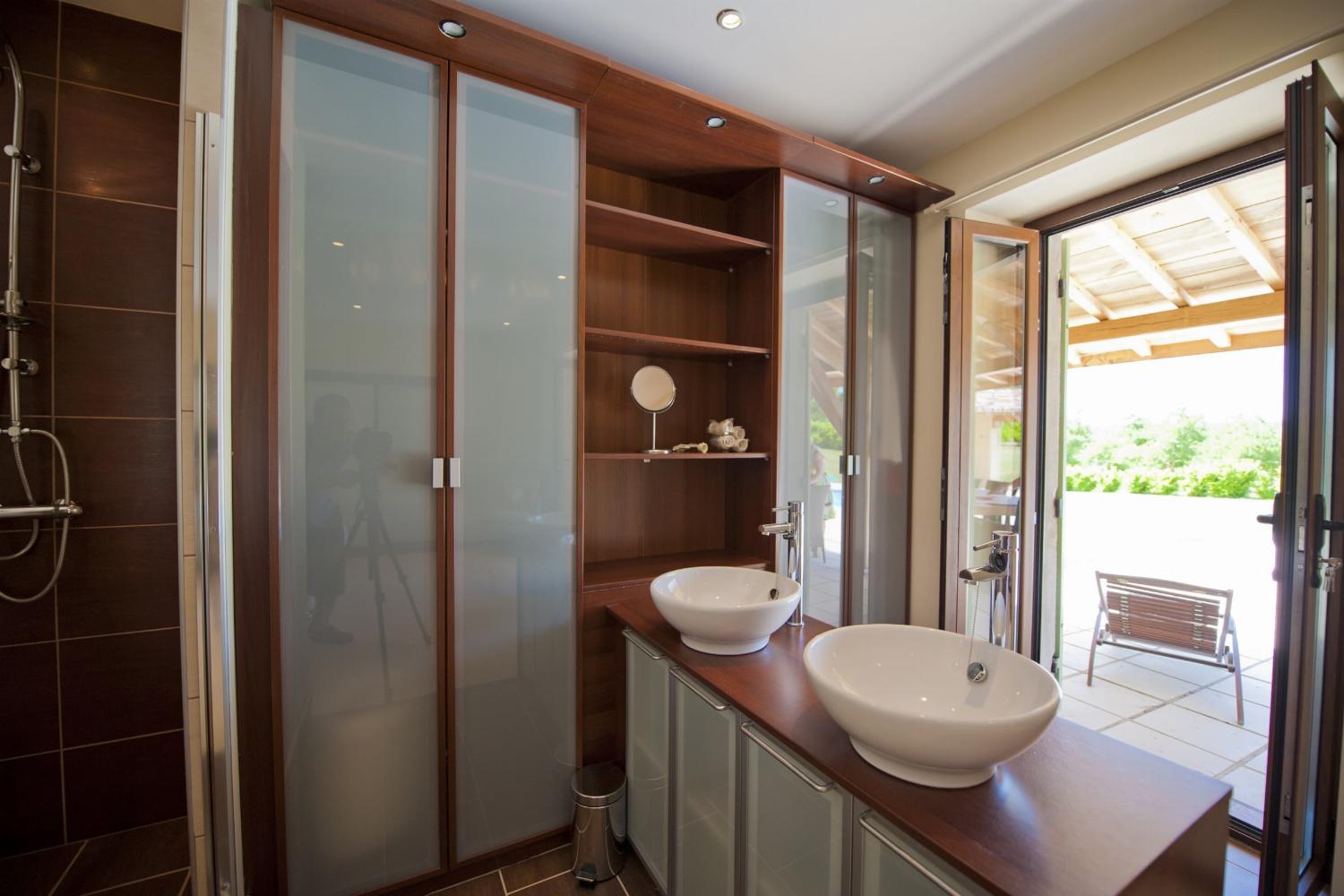 Bathroom | Rental home in Nouvelle-Aquitaine