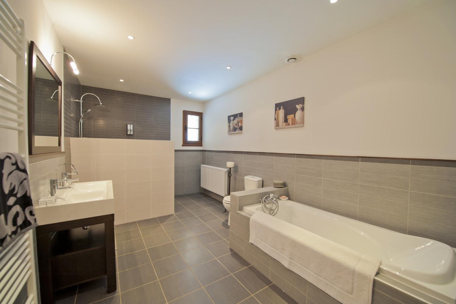 Bathroom | Rental home in Nouvelle-Aquitaine
