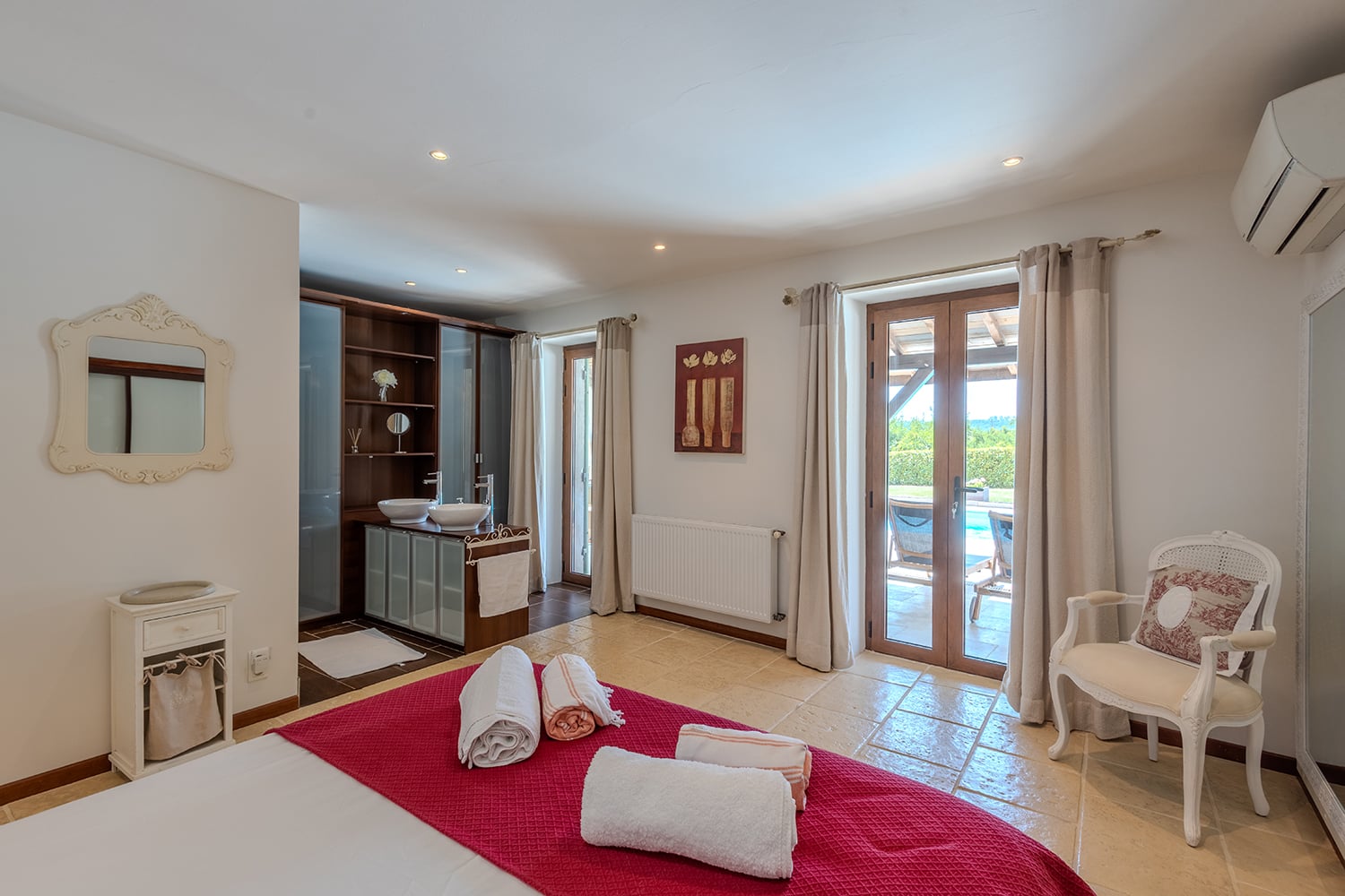 Bedroom | Rental home in Nouvelle-Aquitaine