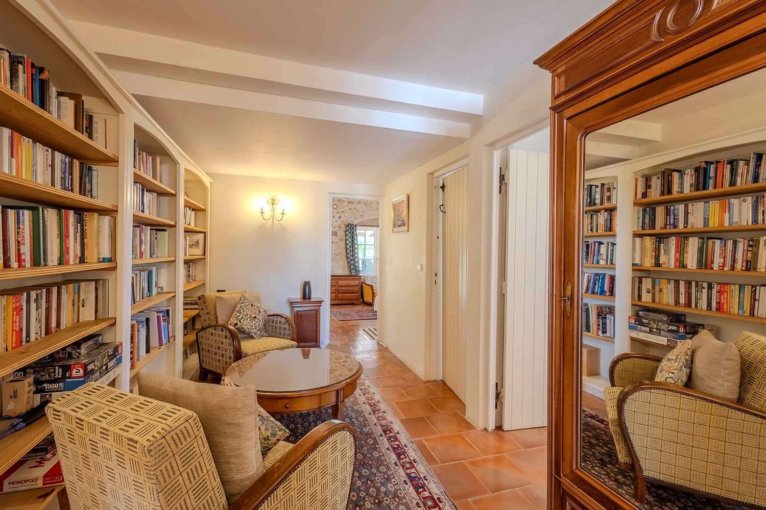 Library | Holiday home in Juillac