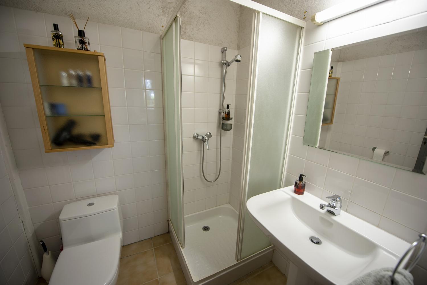 Bathroom | Holiday home in Lot