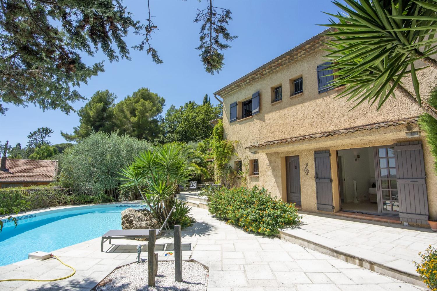 Holiday villa in Provence with private heated pool