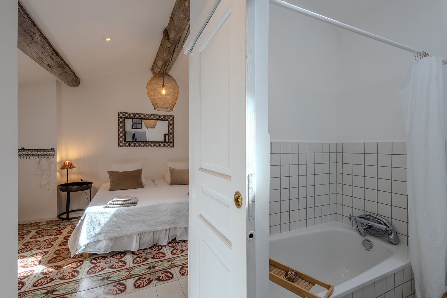 Bedroom and bathroom| Holiday home in Magalas Bedroom and bathroom| Holiday home in Magalas