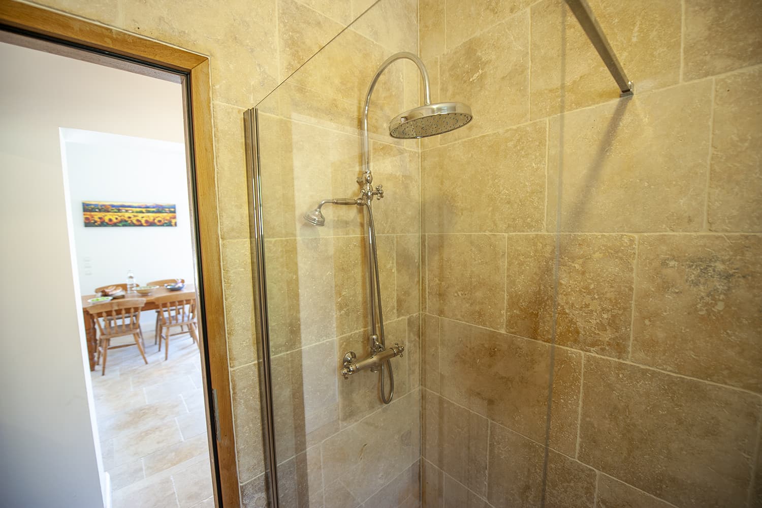 Bathroom in pool-house accommodation in Haute-Garonne