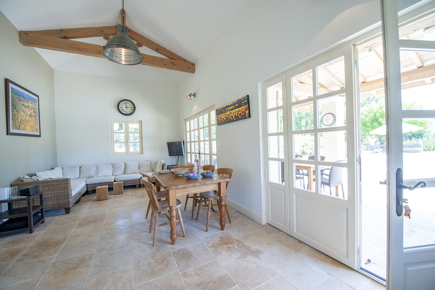 Living room in pool-house accommodation in Haute-Garonne