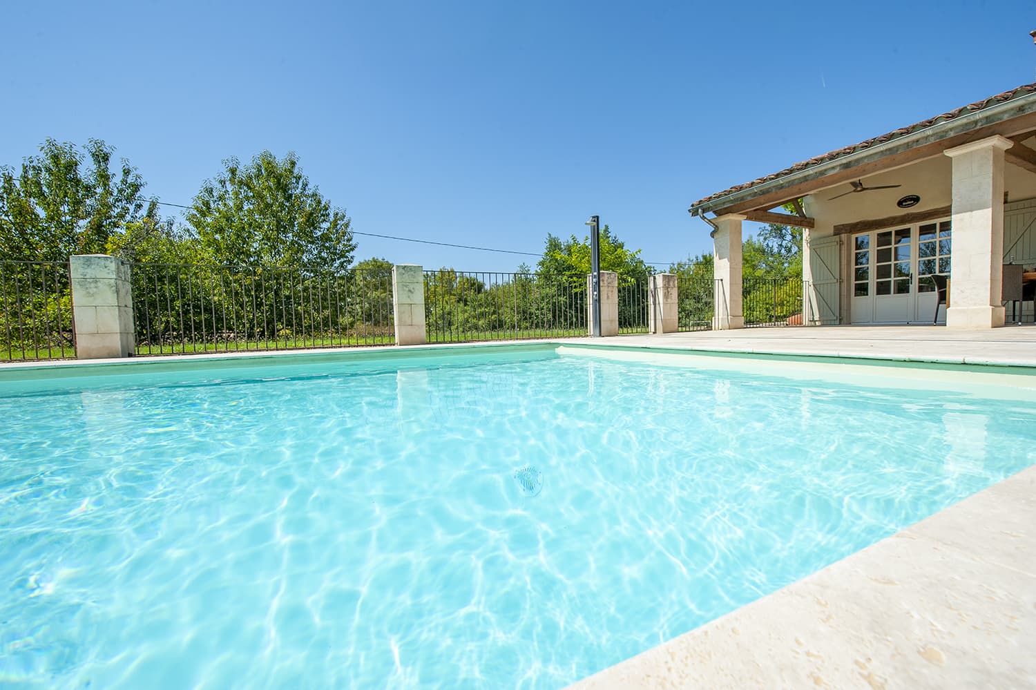Private, heated pool with pool-house in Haute-Garonne