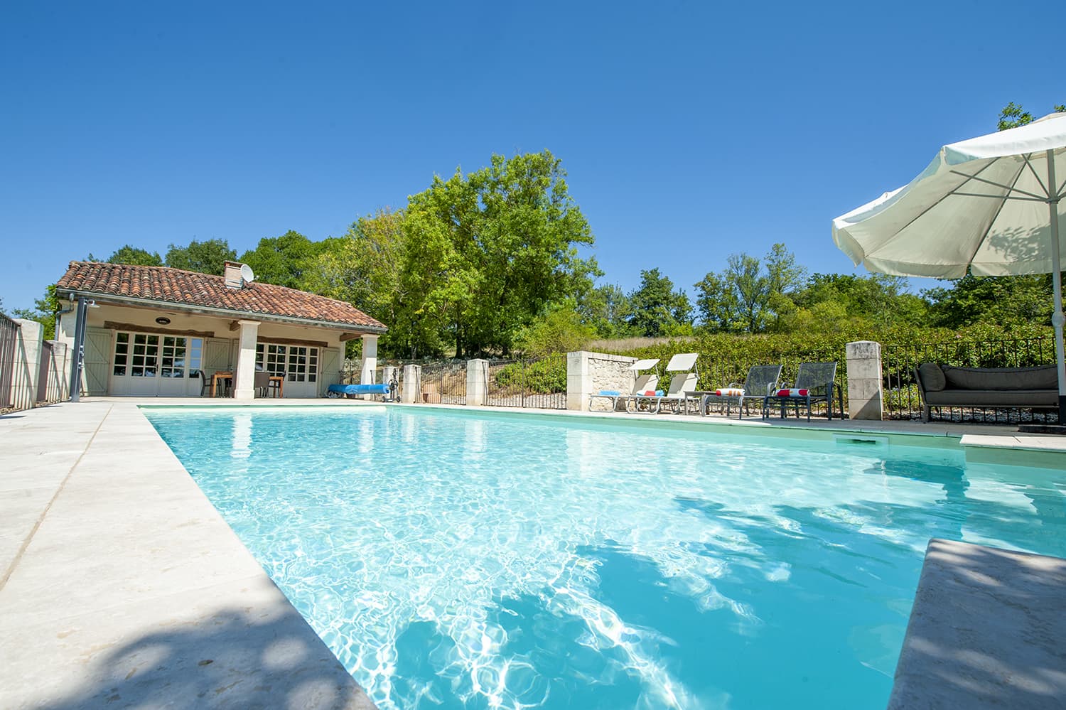 Private, heated private pool with pool-house in Haute-Garonne