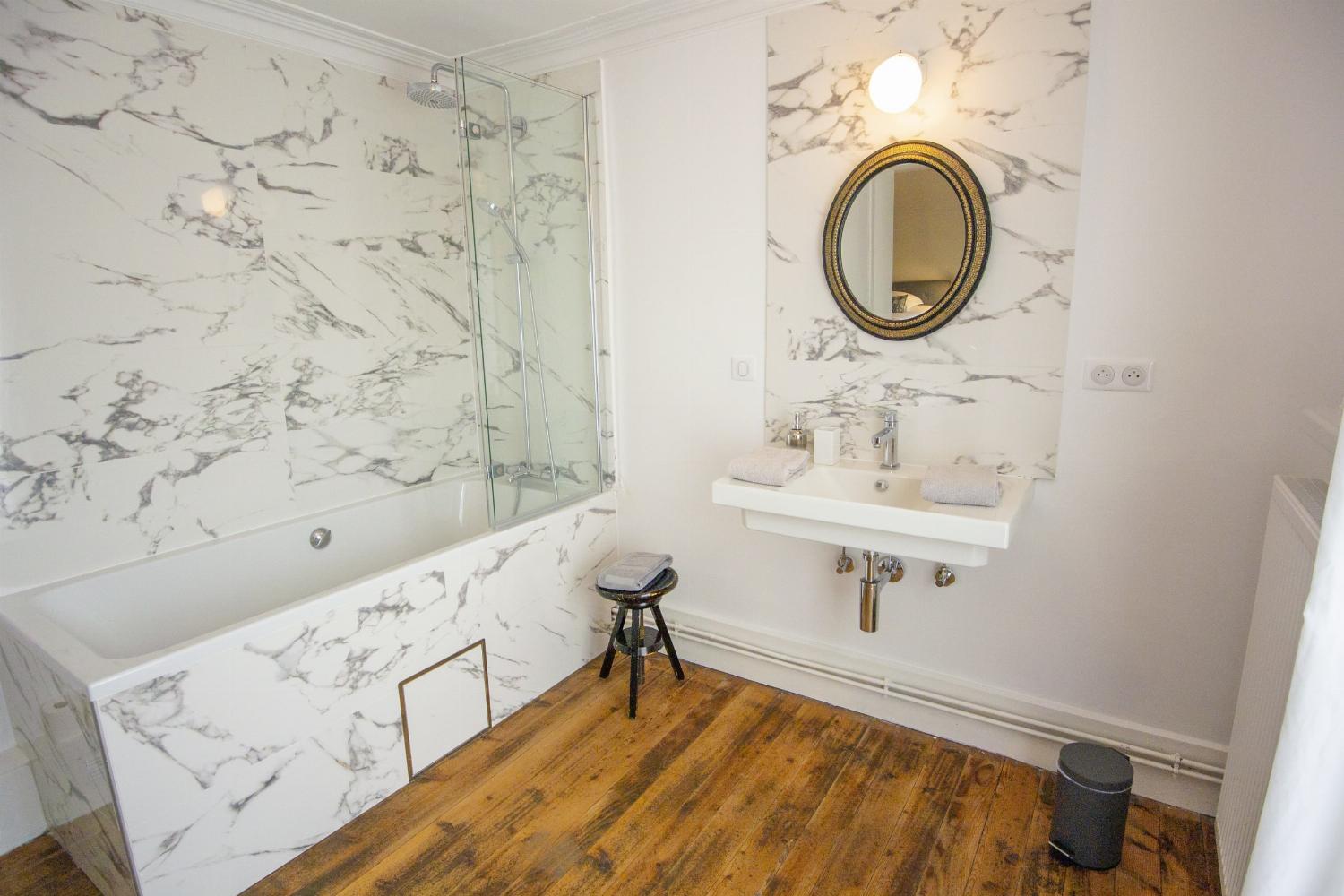 Bathroom | Self-catering accommodation in Burgundy