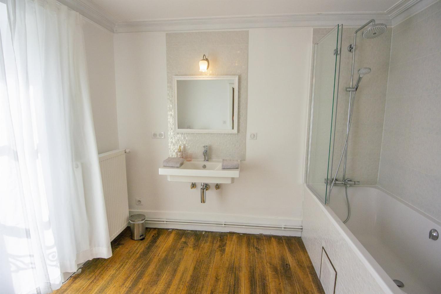 Bathroom | Self-catering accommodation in Burgundy