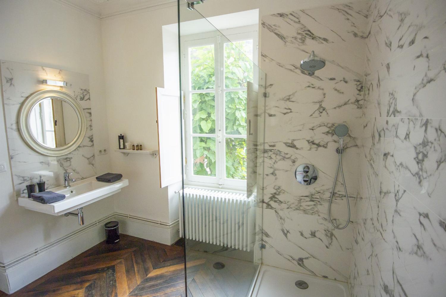 Bathroom | Self-catering accommodation in Burgundy