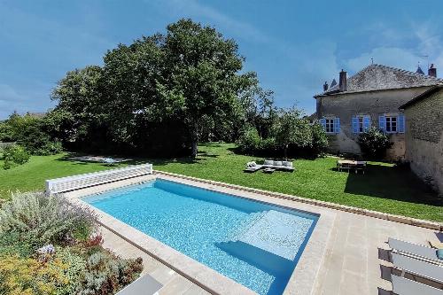 Self-catering accommodation in Burgundy with private heated pool