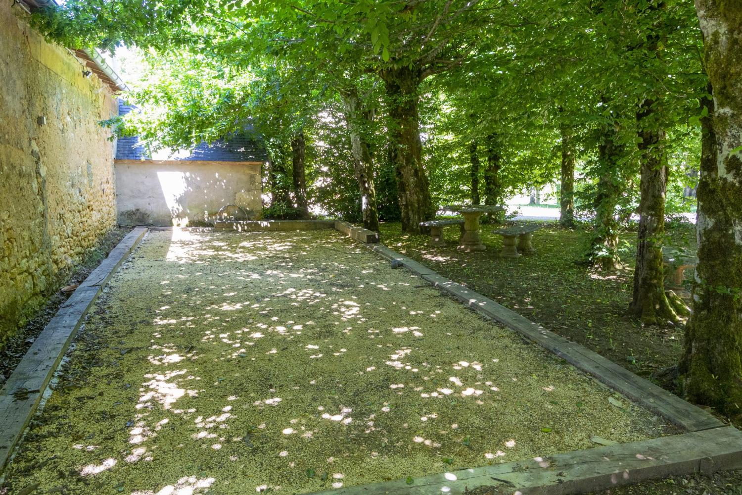 Boules court