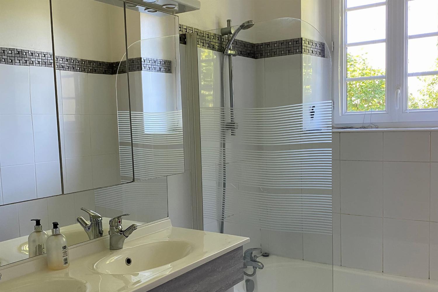 Bathroom | Holiday accommodation in South West France